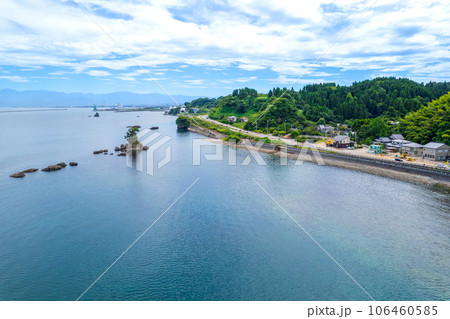 ドローン撮影｜夏の爽やかな青空と絶景の観光名所の雨晴海岸の空撮｜富山県高岡市 106460585