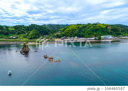 ドローン撮影｜夏の爽やかな青空と絶景の観光名所の雨晴海岸の空撮｜富山県高岡市 106460587