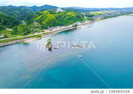ドローン撮影|夏の爽やかな青空と絶景の観光名所の雨晴海岸の空撮|富山県高岡市 ドローン撮影|夏の爽やかな青空と絶景の観光名所の雨晴海岸の空撮|富山県高岡市 106460588