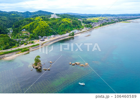 ドローン撮影|夏の爽やかな青空と絶景の観光名所の雨晴海岸の空撮|富山県高岡市 ドローン撮影|夏の爽やかな青空と絶景の観光名所の雨晴海岸の空撮|富山県高岡市 106460589