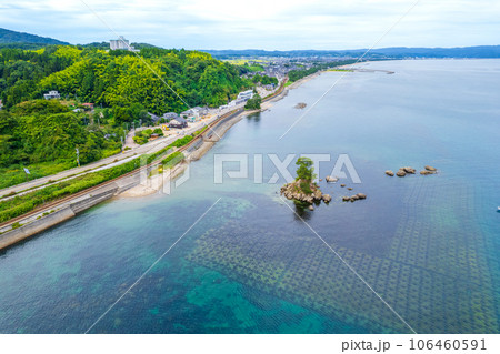 ドローン撮影｜夏の爽やかな青空と絶景の観光名所の雨晴海岸の空撮｜富山県高岡市 106460591