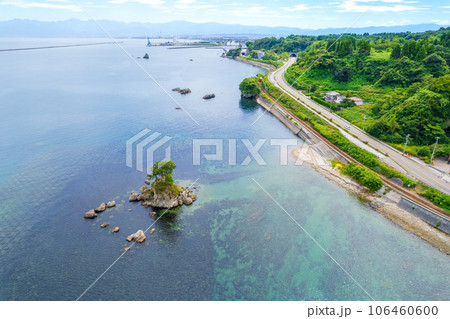 ドローン撮影|夏の爽やかな青空と絶景の観光名所の雨晴海岸の空撮|富山県高岡市 ドローン撮影|夏の爽やかな青空と絶景の観光名所の雨晴海岸の空撮|富山県高岡市 106460600