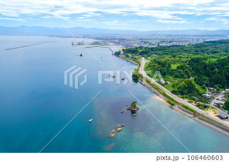 ドローン撮影｜夏の爽やかな青空と絶景の観光名所の雨晴海岸の空撮｜富山県高岡市 106460603