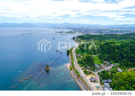 ドローン撮影｜夏の爽やかな青空と絶景の観光名所の雨晴海岸の空撮｜富山県高岡市 106460616