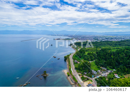ドローン撮影｜夏の爽やかな青空と絶景の観光名所の雨晴海岸の空撮｜富山県高岡市 106460617