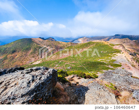 秋の安達太良山登山:山頂からの眺め(船明神山・沼ノ平方面) 秋の安達太良山登山:山頂からの眺め(船明神山・沼ノ平方面) 106460647