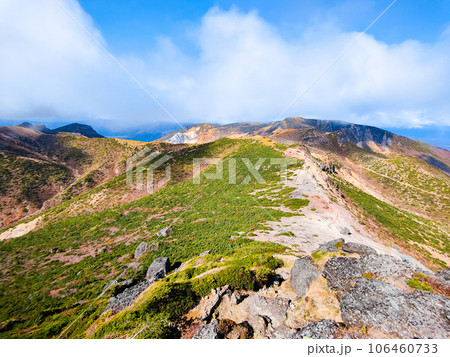 秋の安達太良山登山：山頂からの眺め（鉄山・沼ノ平方面） 106460733