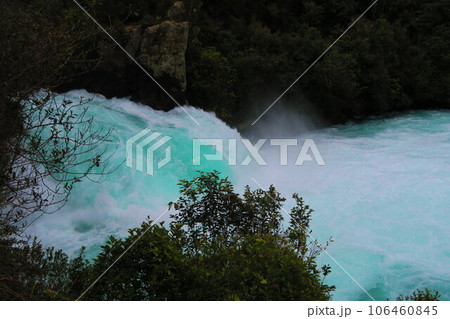 タウポ、ワイラケイ・パークのフカ滝 106460845