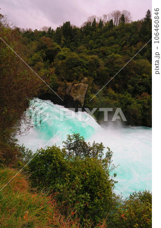 タウポ、ワイラケイ・パークのフカ滝 106460846