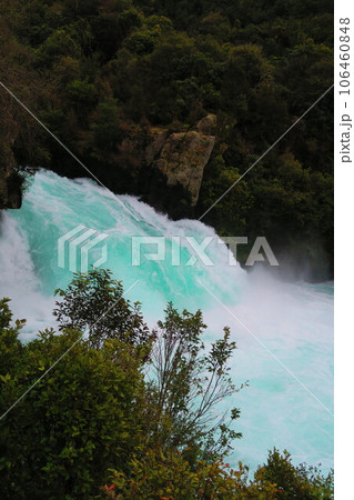 タウポ、ワイラケイ・パークのフカ滝 106460848