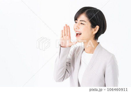 叫ぶ若い女性のビジネスウーマン 106460911