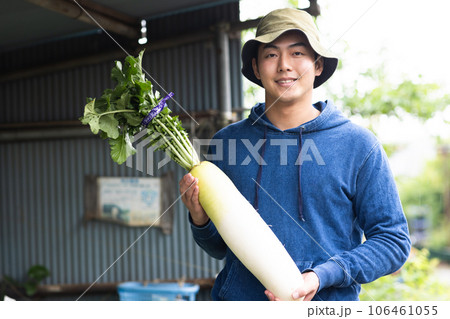 農業従事者の男性 106461055