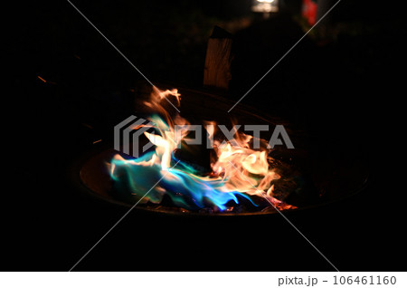 金属の粉を燃やして青や緑の炎を作った焚火 106461160