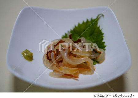 皿に入った生クラゲの刺身 106461337