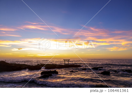大洗海岸にある神磯の夜明け【茨城県大洗町】 大洗海岸にある神磯の夜明け【茨城県大洗町】 106461361