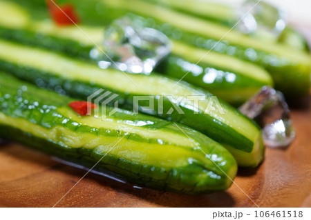 木の器に入ったキュウリの一本漬け 106461518