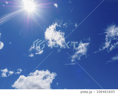 秋の太陽が輝く青空 106461605