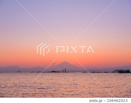 神奈川葉山_真名瀬海岸から見る富士山の絶景 106462023