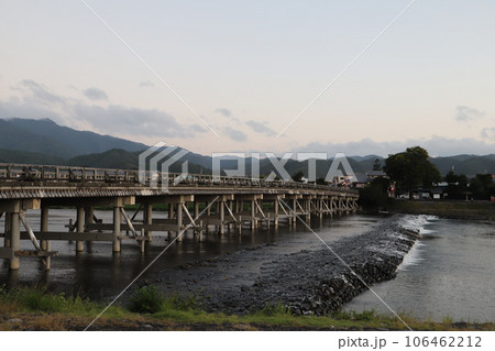 渡月橋を渡る渡月大橋 渡月橋を渡る渡月大橋 106462212