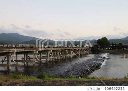 渡月橋を渡る渡月大橋 渡月橋を渡る渡月大橋 106462213