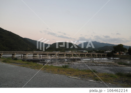 渡月橋を渡る渡月大橋 渡月橋を渡る渡月大橋 106462214