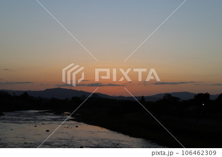 夕焼けに染まる川 106462309