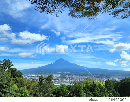 木陰から町景色 木陰から町景色 106463063
