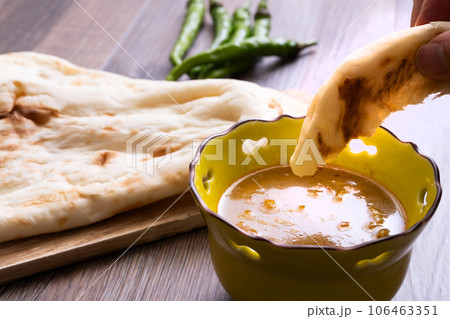 チキンカレー ナン食べる チキンカレー ナン食べる 106463351