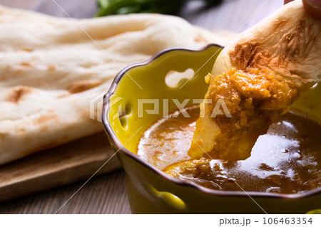 チキンカレー ナン食べる チキンカレー ナン食べる 106463354