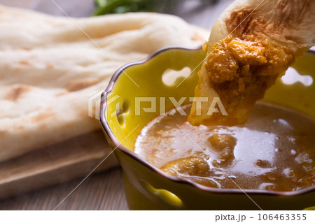 チキンカレー　ナン食べる 106463355