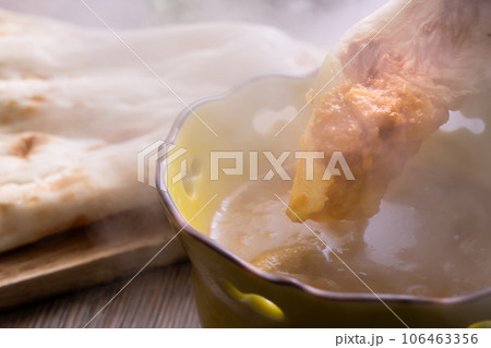 チキンカレー　ナン食べる 106463356