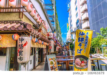 日本の東京都市景観 19道府県減↓ 9月でも猛烈な暑さ続く…。換気対策万全、人気の渋谷駅前の渋谷横丁 106463879