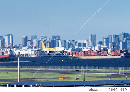 夏の羽田空港 106464410