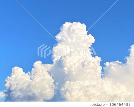 夏の青空と白い雲 夏の青空と白い雲 106464482