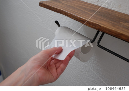 アイアンと木のトイレットペーパーホルダー アイアンと木のトイレットペーパーホルダー 106464685