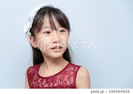 ドレスを着た小学生の女の子 106464926