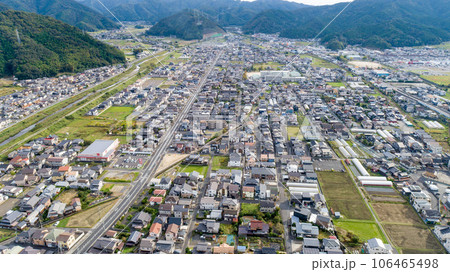 地方の市街地を空撮 地方の市街地を空撮 106465498