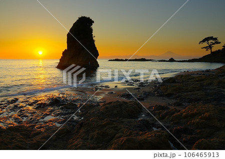 冬晴れの夕焼け空と富士山を背景にした海と巨岩の織りなす夕日の風景 Ver2 106465913