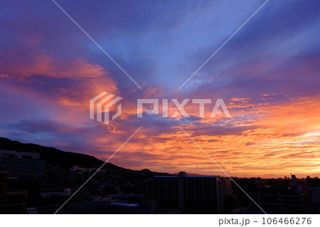 兵庫県神戸市東灘区の高層マンションの上層階からの夜明け。大阪生駒山から太陽が昇り、あたりはオレンジ色 兵庫県神戸市東灘区の高層マンションの上層階からの夜明け。大阪生駒山から太陽が昇り、あたりはオレンジ色 106466276