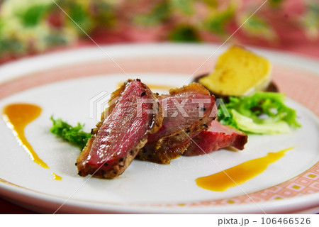 フランス料理のメインディッシュ 鴨肉のステーキ フランス料理のメインディッシュ 鴨肉のステーキ 106466526