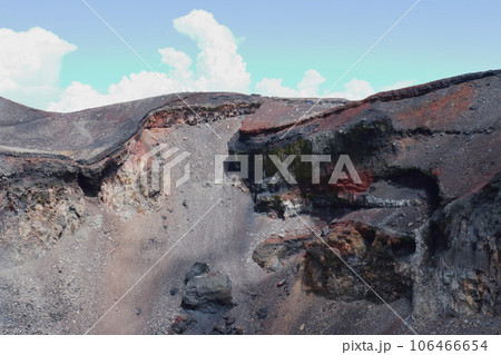 【富士山山頂の風景】富士山の山頂・火口 【富士山山頂の風景】富士山の山頂・火口 106466654