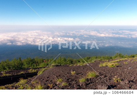 【静岡県富士宮市の風景】富士山の登山道 106466684