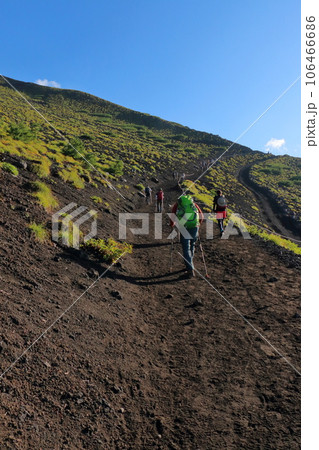 【静岡県富士宮市の風景】富士山の登山道 106466686