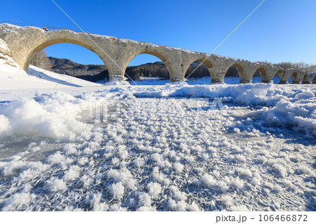 北海道_糠平湖とタウシュベツ川橋梁の雪景色絶景（フロストフラワー） 106466872