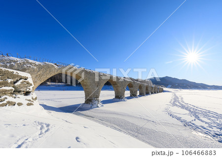 北海道_糠平湖とタウシュベツ川橋梁の雪景色絶景（フロストフラワー） 106466883