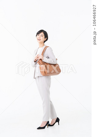白バックで歩く若い女性のビジネスウーマン 白バックで歩く若い女性のビジネスウーマン 106466927