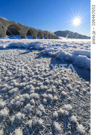 北海道_フロストフラワーとタウシュベツ川橋梁の雪景色絶景 北海道_フロストフラワーとタウシュベツ川橋梁の雪景色絶景 106467052