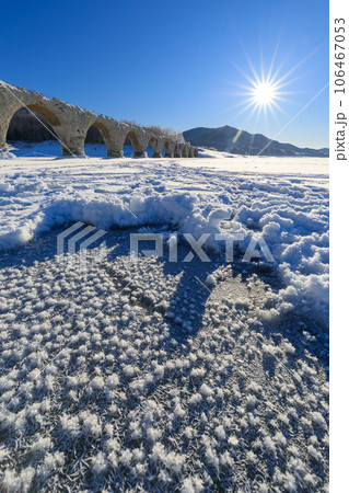 北海道_フロストフラワーとタウシュベツ川橋梁の雪景色絶景 106467053