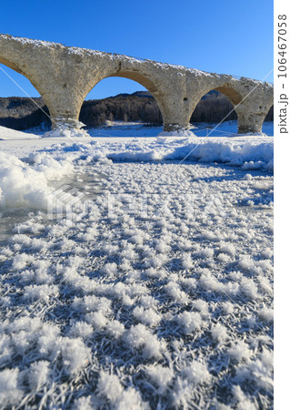 北海道_フロストフラワーとタウシュベツ川橋梁の雪景色絶景 北海道_フロストフラワーとタウシュベツ川橋梁の雪景色絶景 106467058