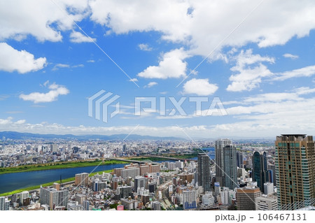 大阪　梅田　梅田スカイビルから見た大阪北部の街並みと淀川（北東方向、夏) 106467131